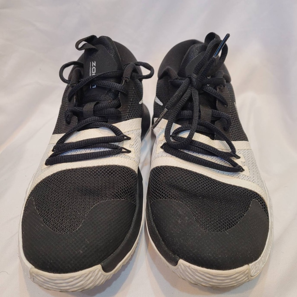 Nike Black and White Boys Sneakers Size 5